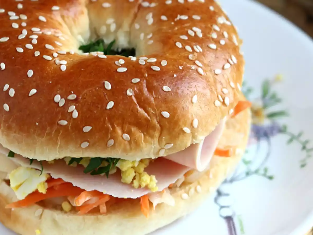 Kanapka z bajglem z indyka, surówka coleslaw, jajko na twardo - zdjęcie 3