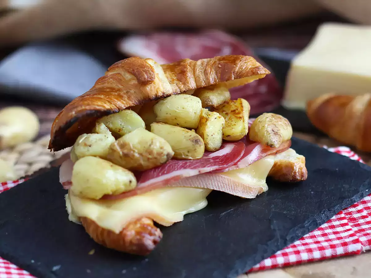 Kanapka z croissantem i serem raclette – pomysł na udany brunch!