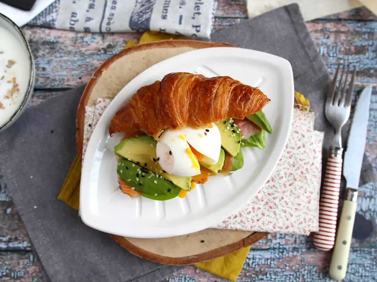 Kanapka z croissantem na brunch - zdjęcie 2
