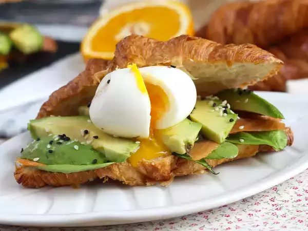 Przepis Kanapka z croissantem na brunch