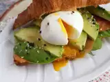 Kanapka z croissantem na brunch, zdjęcie 2