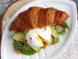 Kanapka z croissantem na brunch, zdjęcie 3