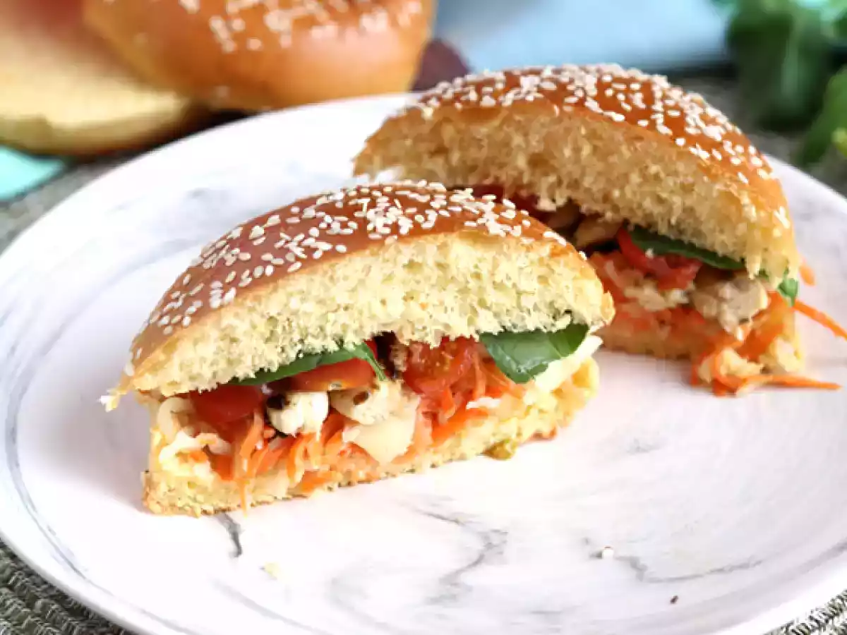 Kanapka z marynowanym kurczakiem, sałatką coleslaw, pomidorami i bazylią