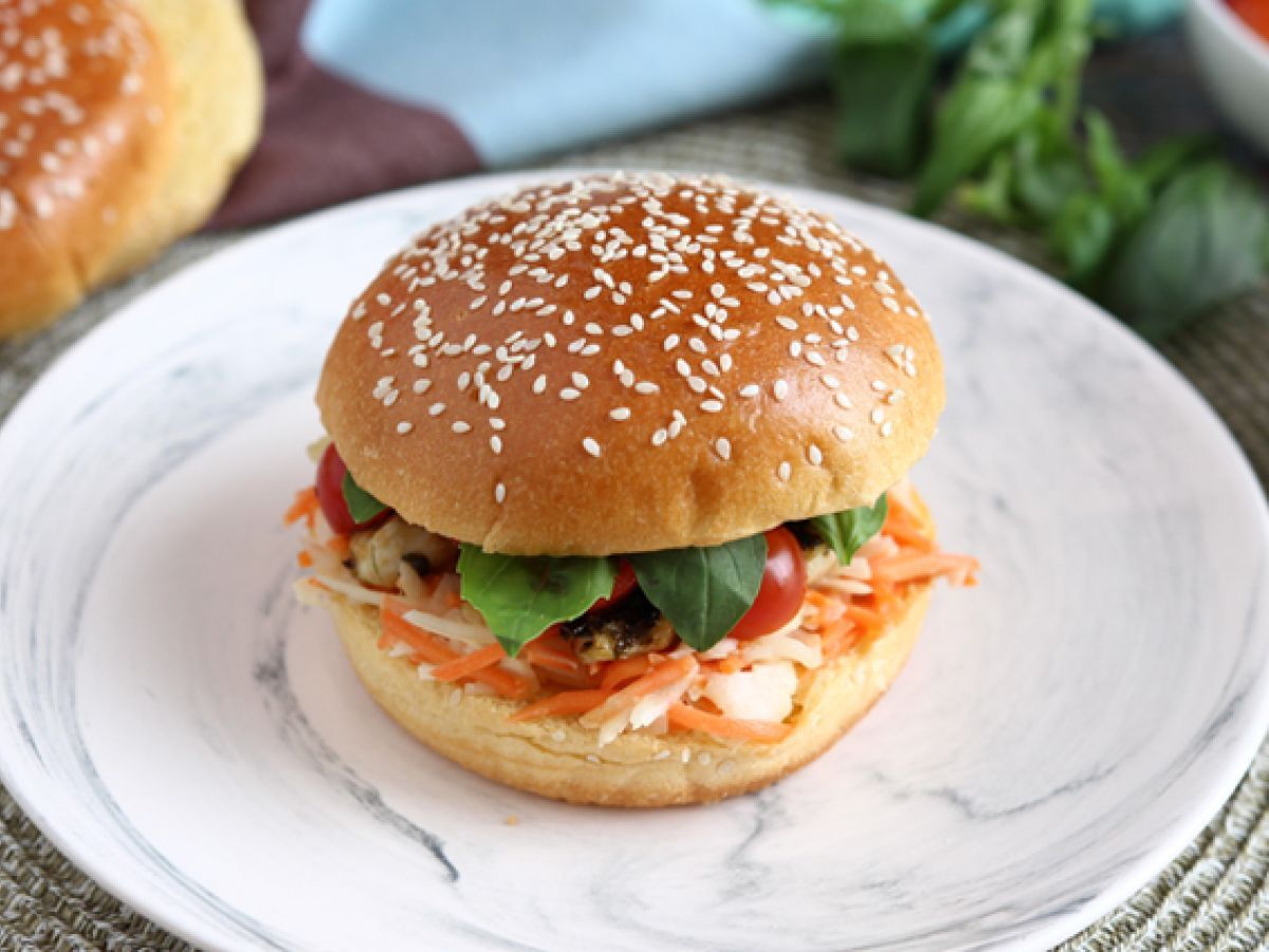 Kanapka z marynowanym kurczakiem, sałatką coleslaw, pomidorami i bazylią - zdjęcie 2