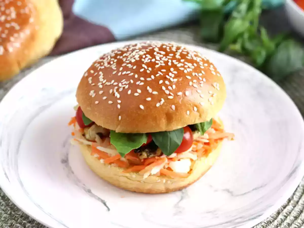 Kanapka z marynowanym kurczakiem, sałatką coleslaw, pomidorami i bazylią - zdjęcie 2