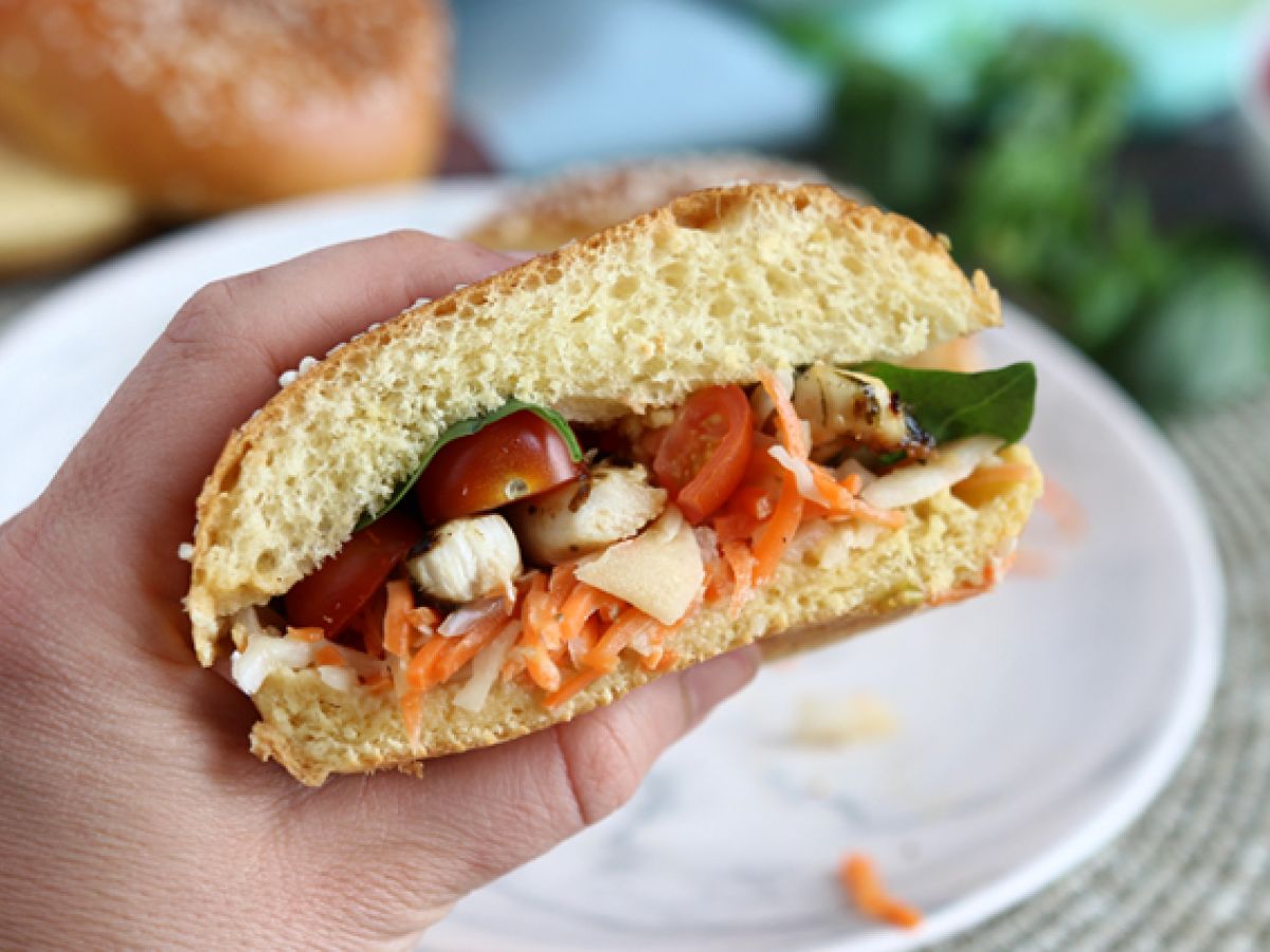 Kanapka z marynowanym kurczakiem, sałatką coleslaw, pomidorami i bazylią - zdjęcie 3