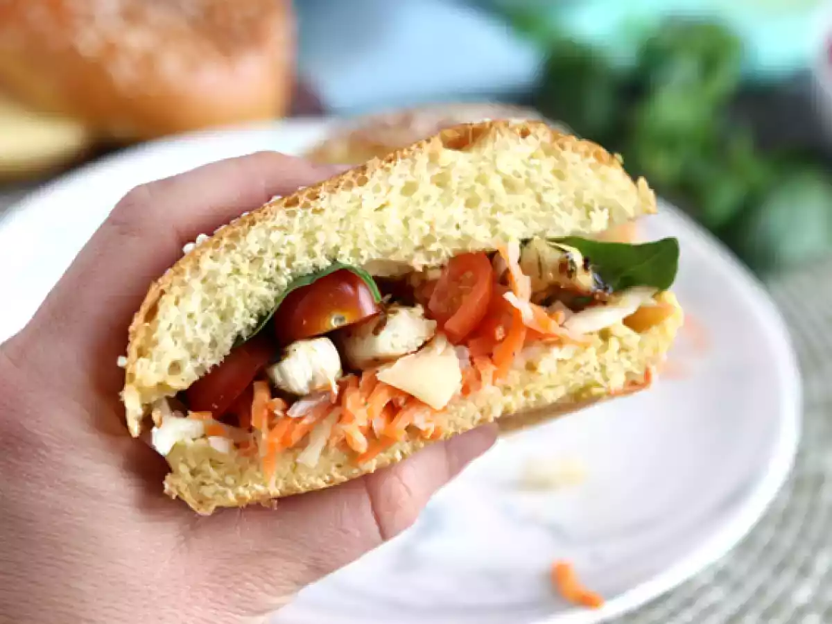 Kanapka z marynowanym kurczakiem, sałatką coleslaw, pomidorami i bazylią - zdjęcie 3