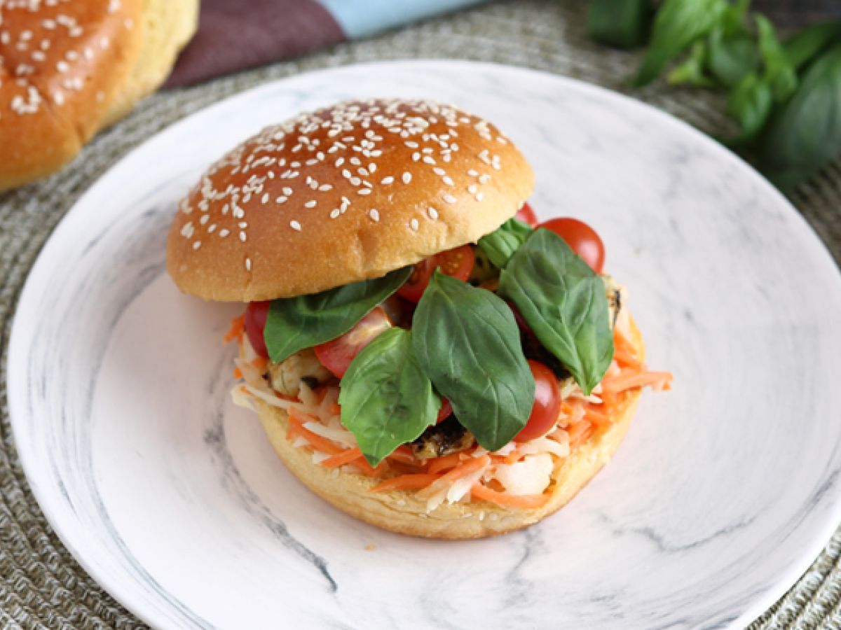 Kanapka z marynowanym kurczakiem, sałatką coleslaw, pomidorami i bazylią - zdjęcie 4