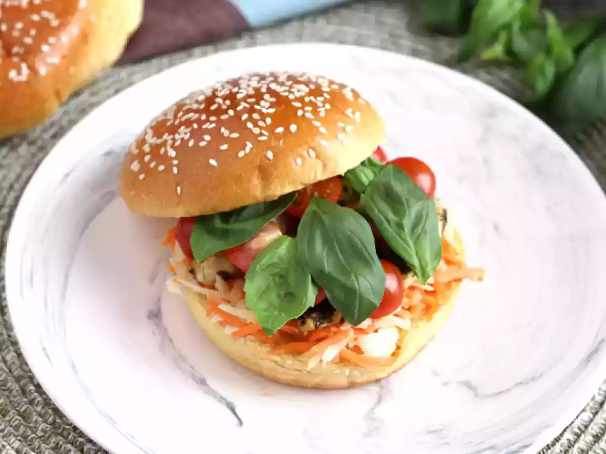 Kanapka z marynowanym kurczakiem, sałatką coleslaw, pomidorami i bazylią - zdjęcie 4