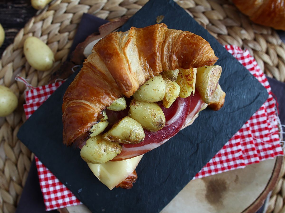 Kanapka z rogalikiem Raclette na udany brunch! - zdjęcie 2