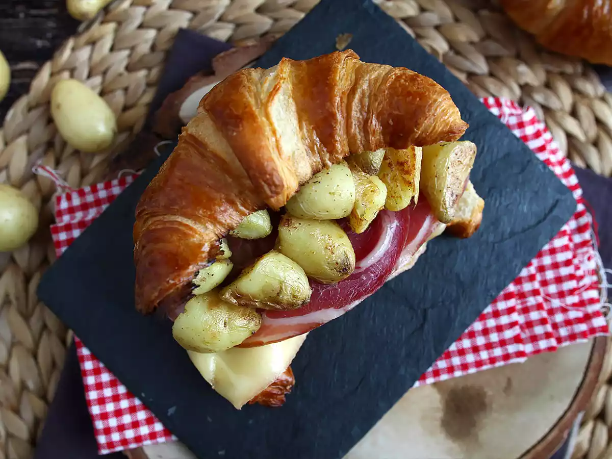 Kanapka z rogalikiem Raclette na udany brunch! - zdjęcie 2