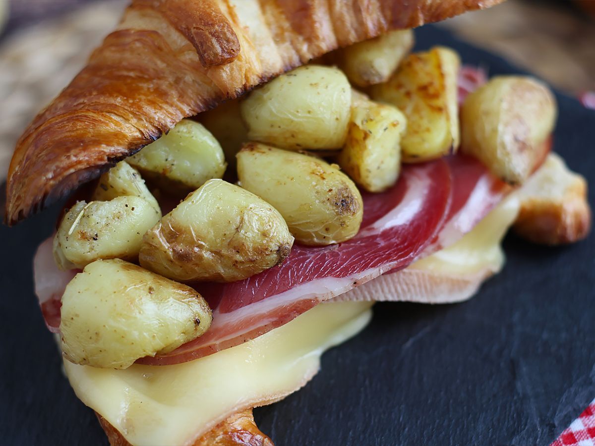 Kanapka z rogalikiem Raclette na udany brunch! - zdjęcie 3