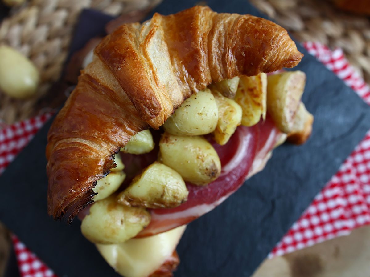 Kanapka z rogalikiem Raclette na udany brunch! - zdjęcie 4