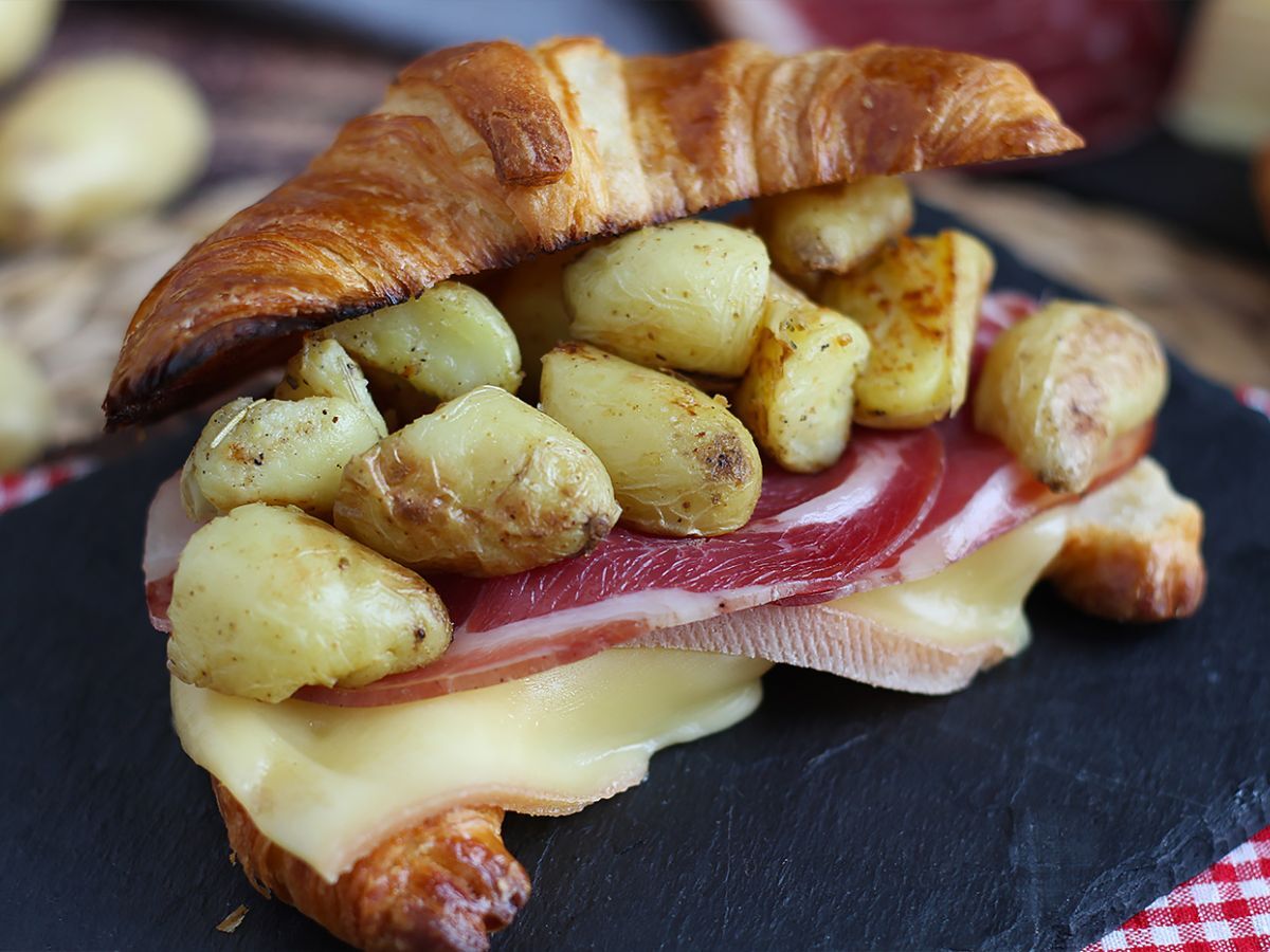 Kanapka z rogalikiem Raclette na udany brunch! - zdjęcie 5