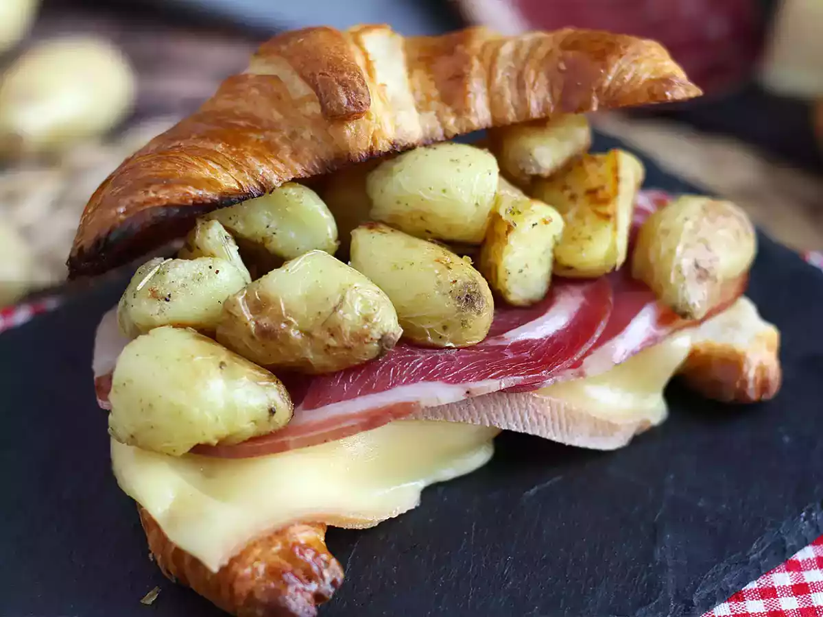 Kanapka z rogalikiem Raclette na udany brunch! - zdjęcie 5