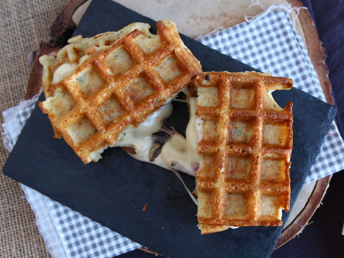 Kanapka z waflami ziemniaczanymi z raclette - najlepsze danie komfortowe - zdjęcie 2
