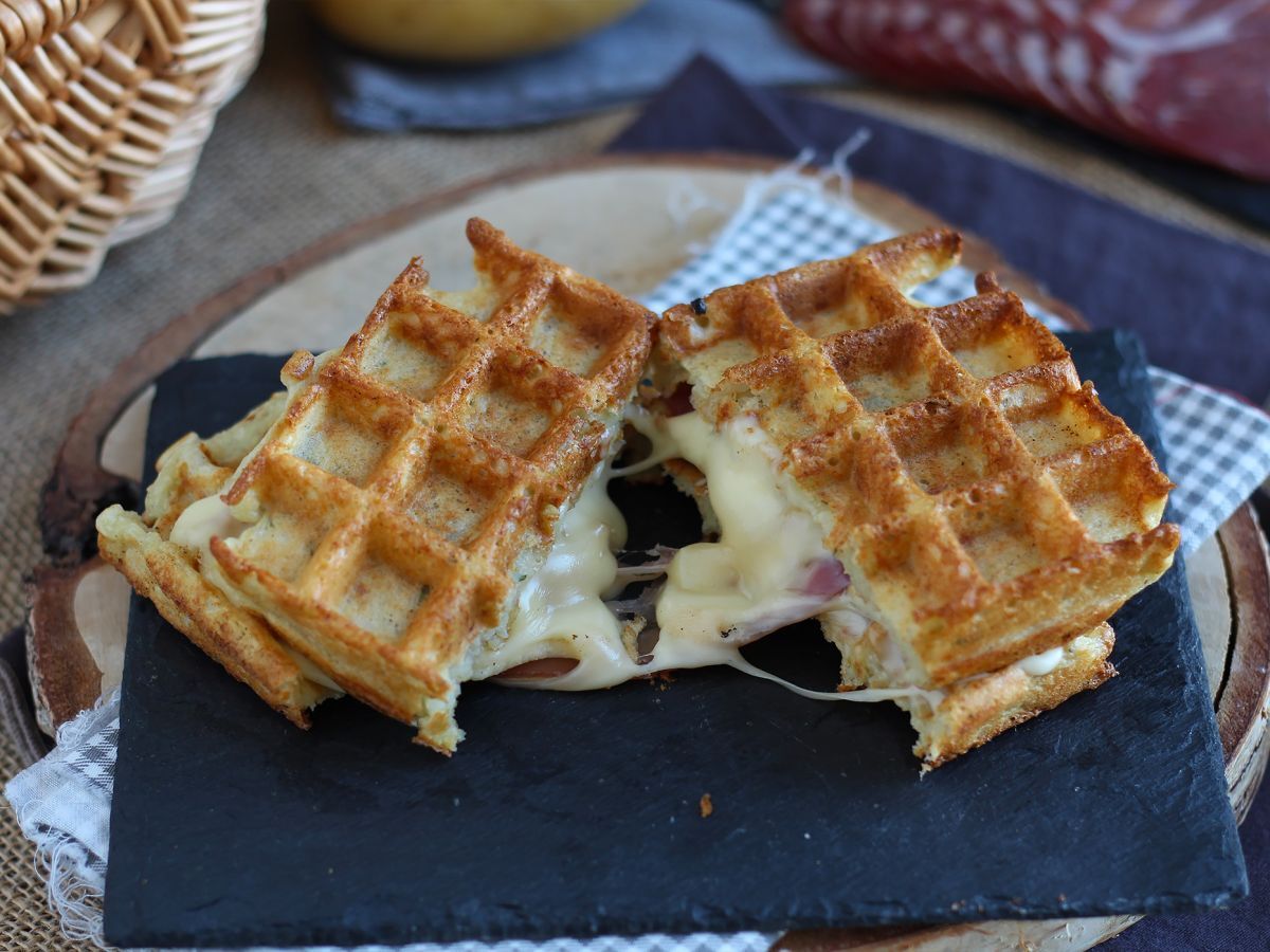Kanapka z waflami ziemniaczanymi z raclette - najlepsze danie komfortowe - zdjęcie 4