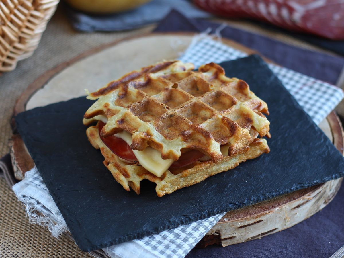 Kanapka z waflami ziemniaczanymi z raclette - najlepsze danie komfortowe - zdjęcie 5