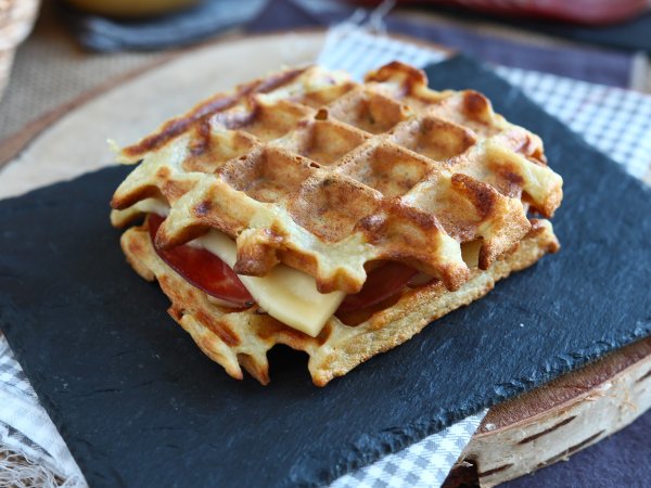 Kanapka z waflami ziemniaczanymi z raclette - najlepsze danie komfortowe - zdjęcie 3