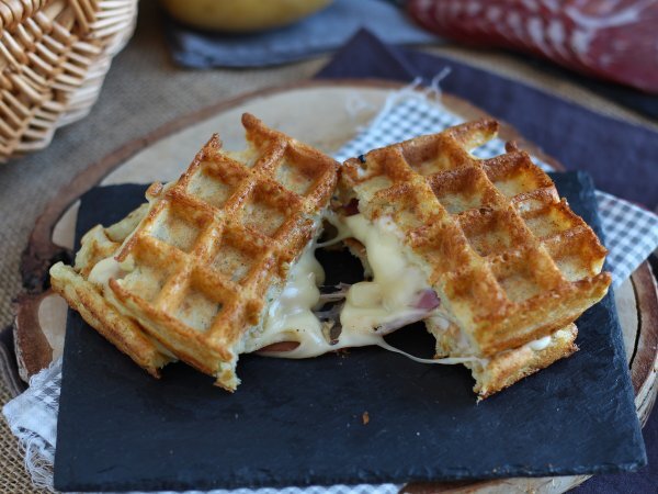 Kanapka z waflami ziemniaczanymi z raclette - najlepsze danie komfortowe - zdjęcie 4