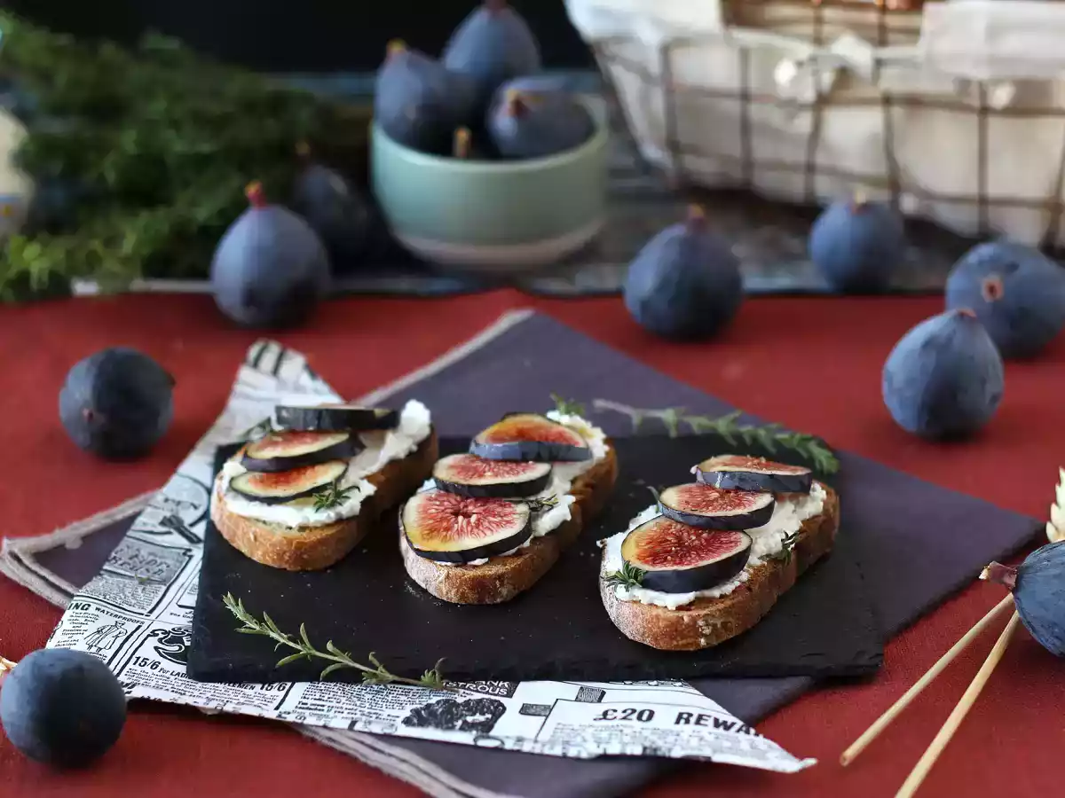 Kanapki z figami, świeżym kozim serem, miodem i rozmarynem - zdjęcie 6