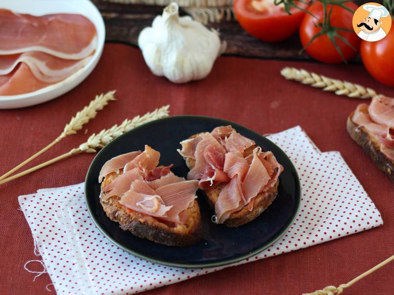 Kanapki z pomidorem i szynką Serrano