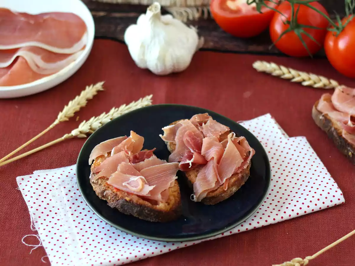 Kanapki z pomidorem i szynką Serrano
