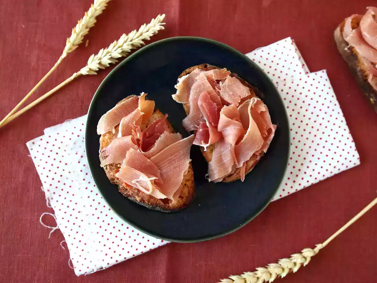 Kanapki z pomidorem i szynką Serrano - zdjęcie 2
