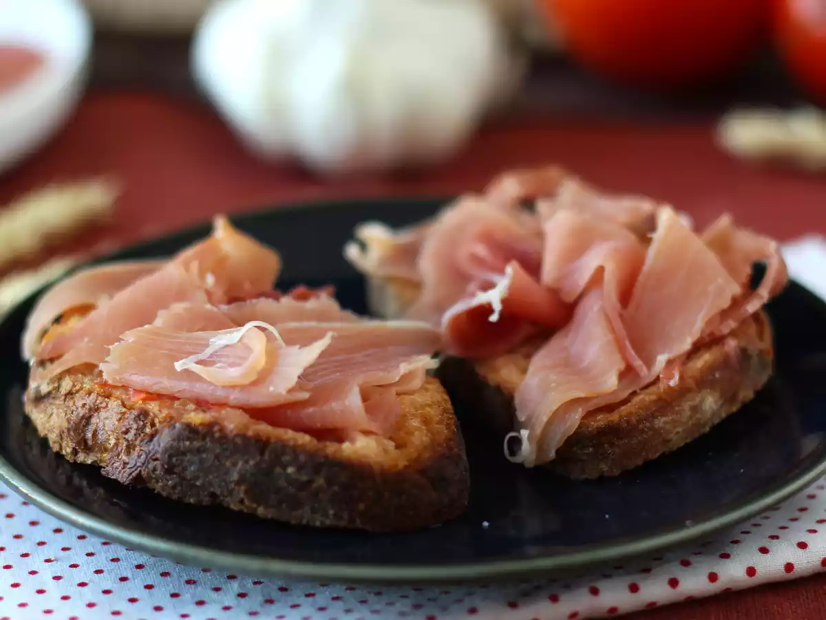 Kanapki z pomidorem i szynką Serrano - zdjęcie 3