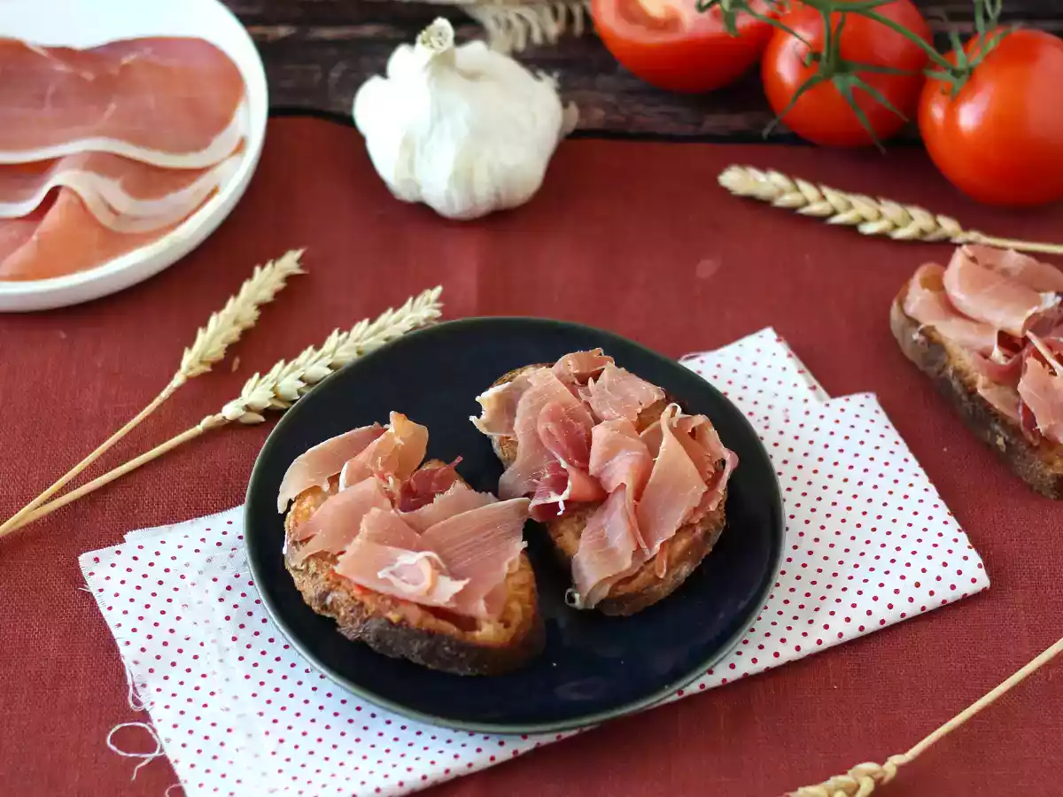Kanapki z pomidorem i szynką Serrano - zdjęcie 4