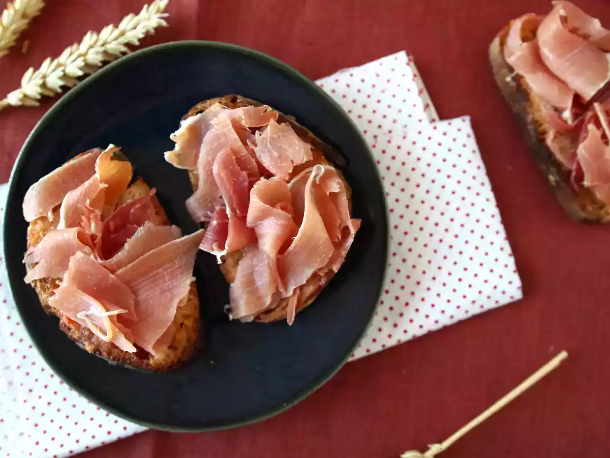 Kanapki z pomidorem i szynką Serrano - zdjęcie 5