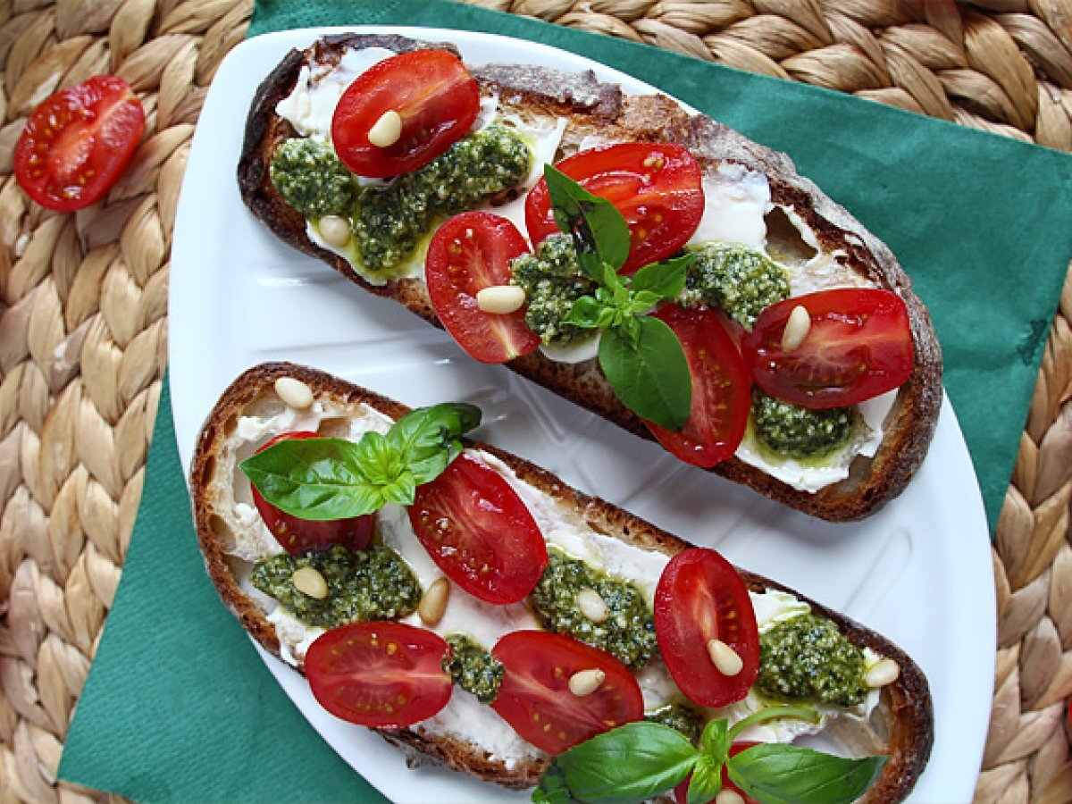 Kanapki z serem śmietankowym, pesto i pomidorkami koktajlowymi - zdjęcie 2