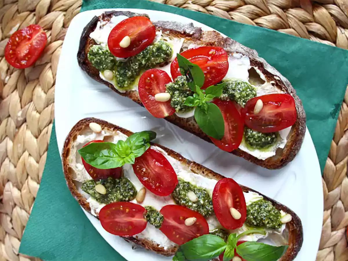 Kanapki z serem śmietankowym, pesto i pomidorkami koktajlowymi - zdjęcie 2