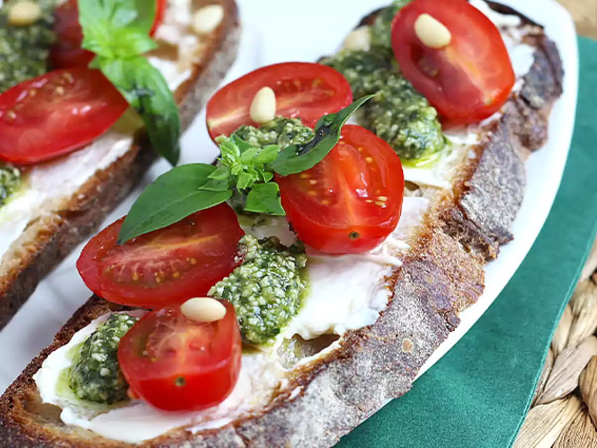 Kanapki z serem śmietankowym, pesto i pomidorkami koktajlowymi - zdjęcie 3