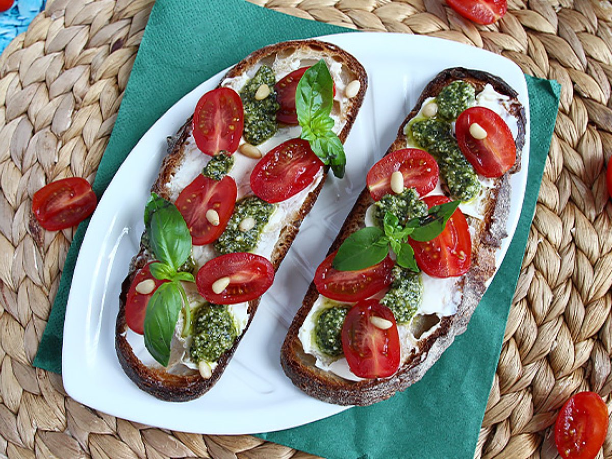 Kanapki z serem śmietankowym, pesto i pomidorkami koktajlowymi - zdjęcie 4