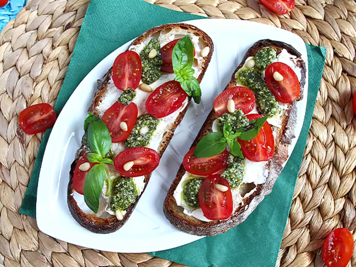 Kanapki z serem śmietankowym, pesto i pomidorkami koktajlowymi - zdjęcie 4