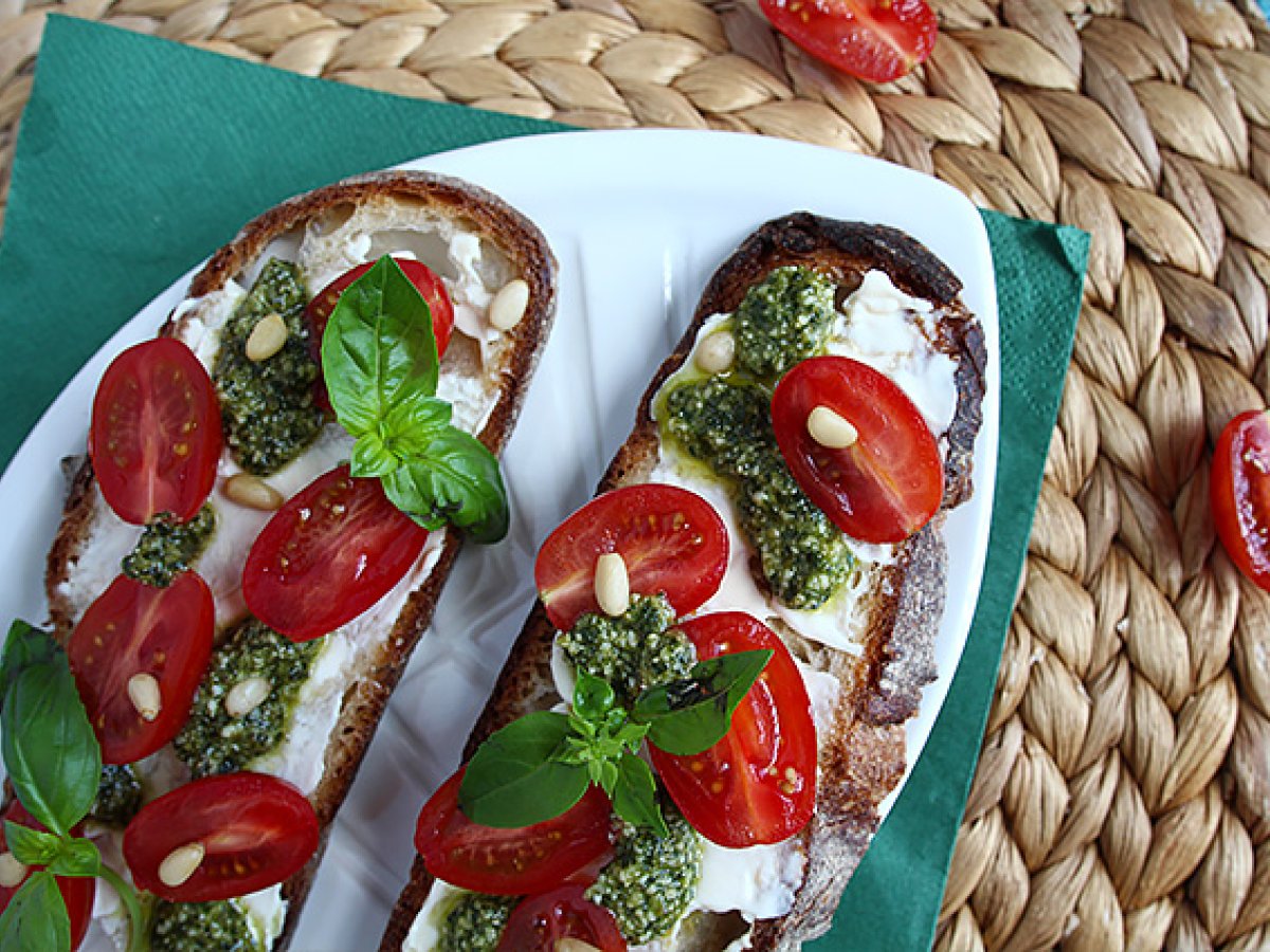 Kanapki z serem śmietankowym, pesto i pomidorkami koktajlowymi - zdjęcie 5
