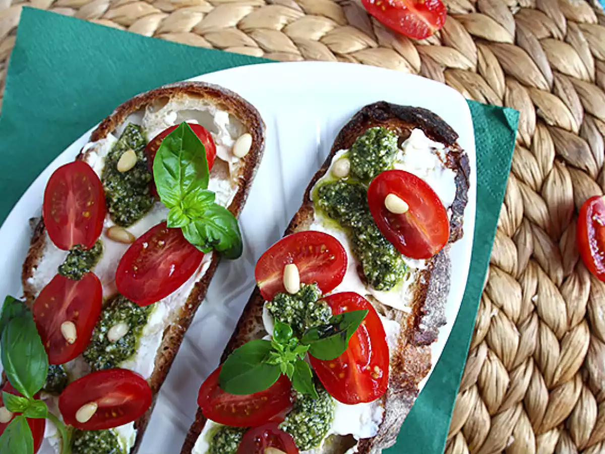 Kanapki z serem śmietankowym, pesto i pomidorkami koktajlowymi - zdjęcie 5