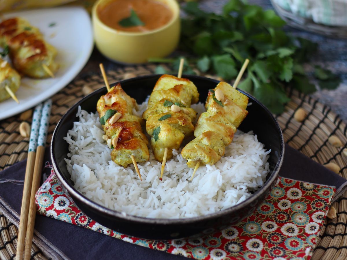 Kebaby z kurczaka i ich sos satay, kulinarna podróż do Azji!