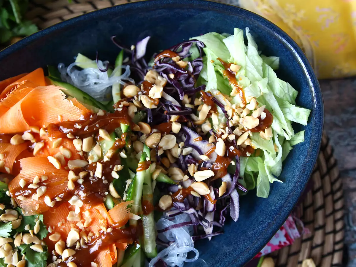 Kolorowa sałatka z makaronem ryżowym i krewetkami oraz pikantnym sosem orzechowym - zdjęcie 2