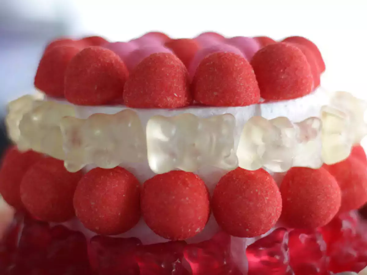 Kolorowy tort z cukierków - zdjęcie 4