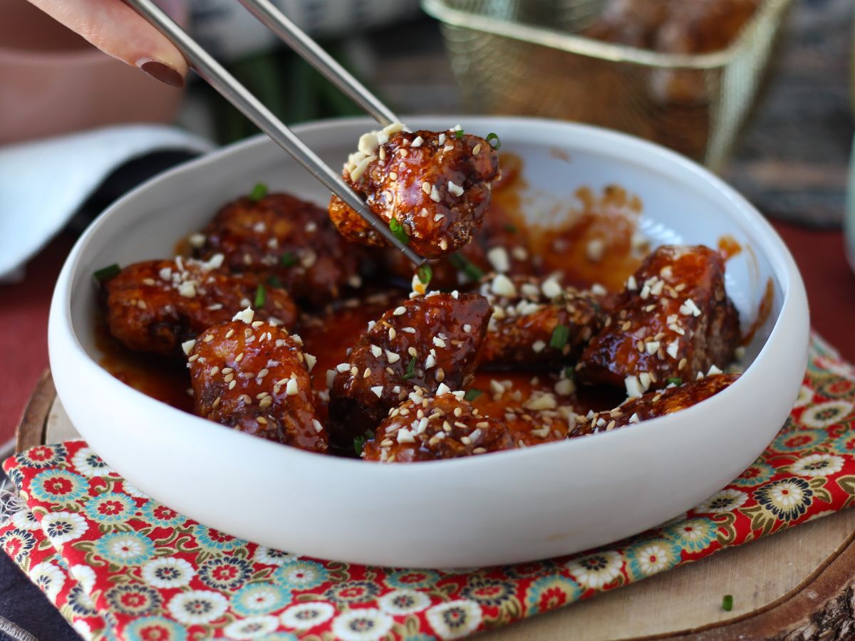 Koreański smażony kurczak z pikantnym sosem gochujang - Dakgangjeong