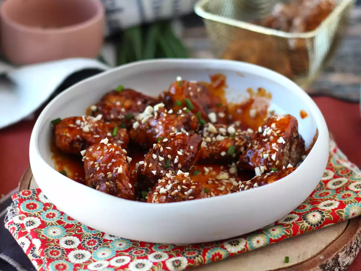 Koreański smażony kurczak z pikantnym sosem gochujang - Dakgangjeong - zdjęcie 2