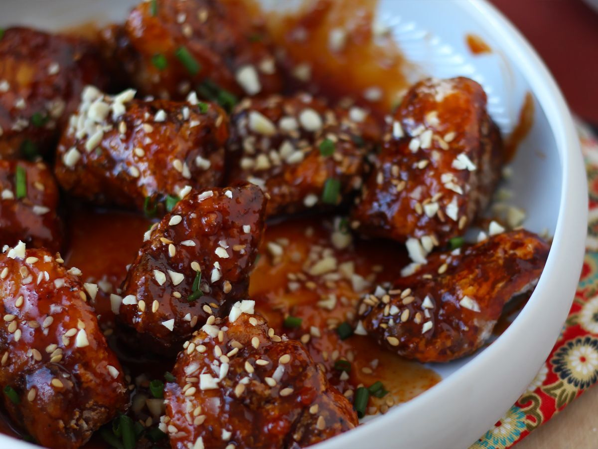 Koreański smażony kurczak z pikantnym sosem gochujang - Dakgangjeong - zdjęcie 4