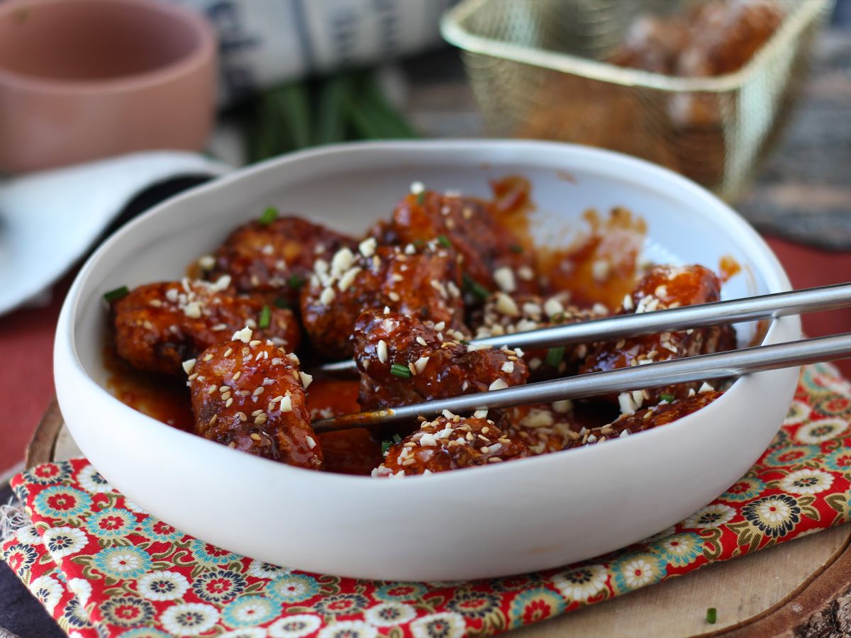 Koreański smażony kurczak z pikantnym sosem gochujang - Dakgangjeong - zdjęcie 5