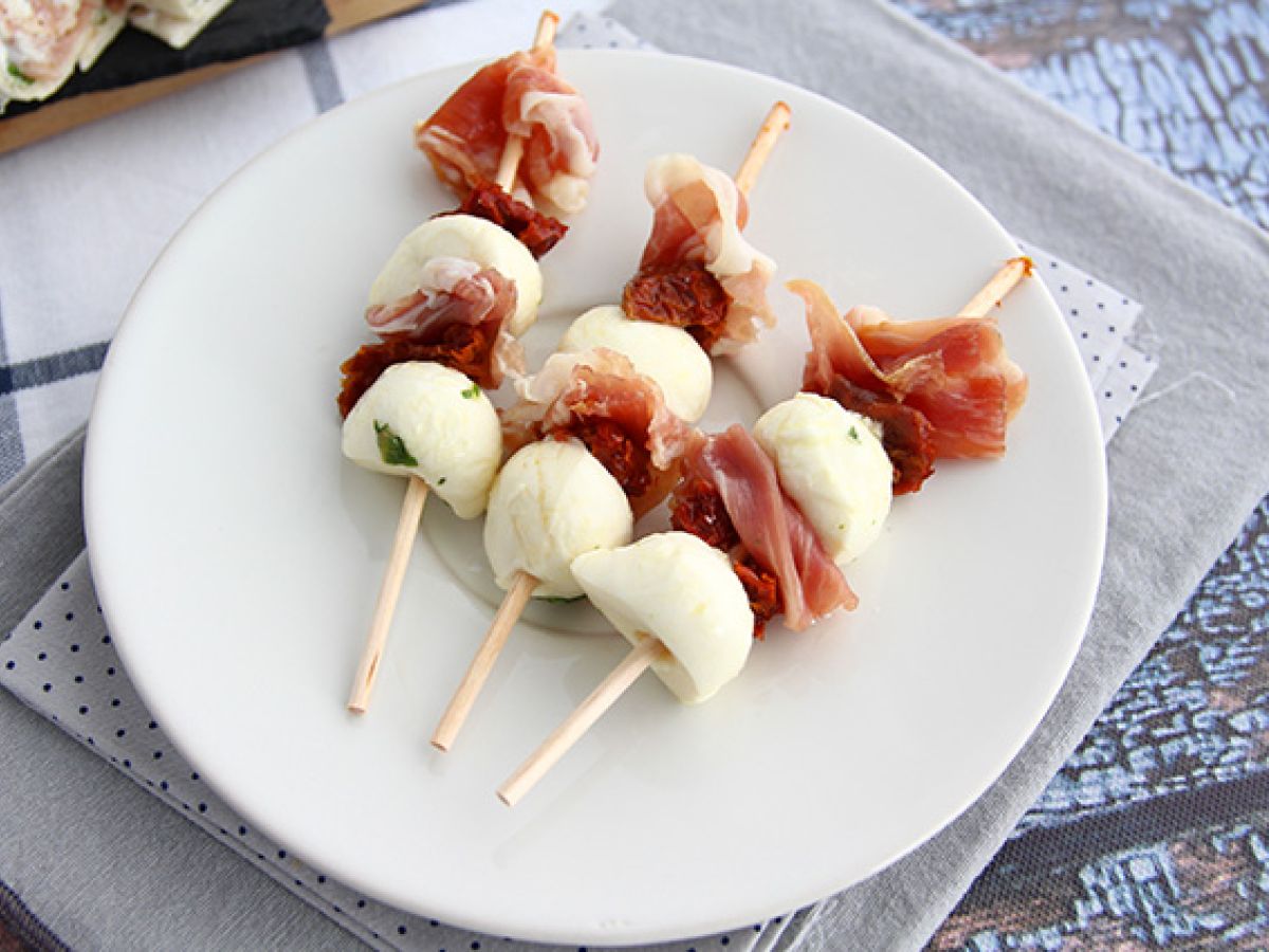 Korekta: Przekąski z mozzarellą, szynką parmeńską i suszonymi pomidorami