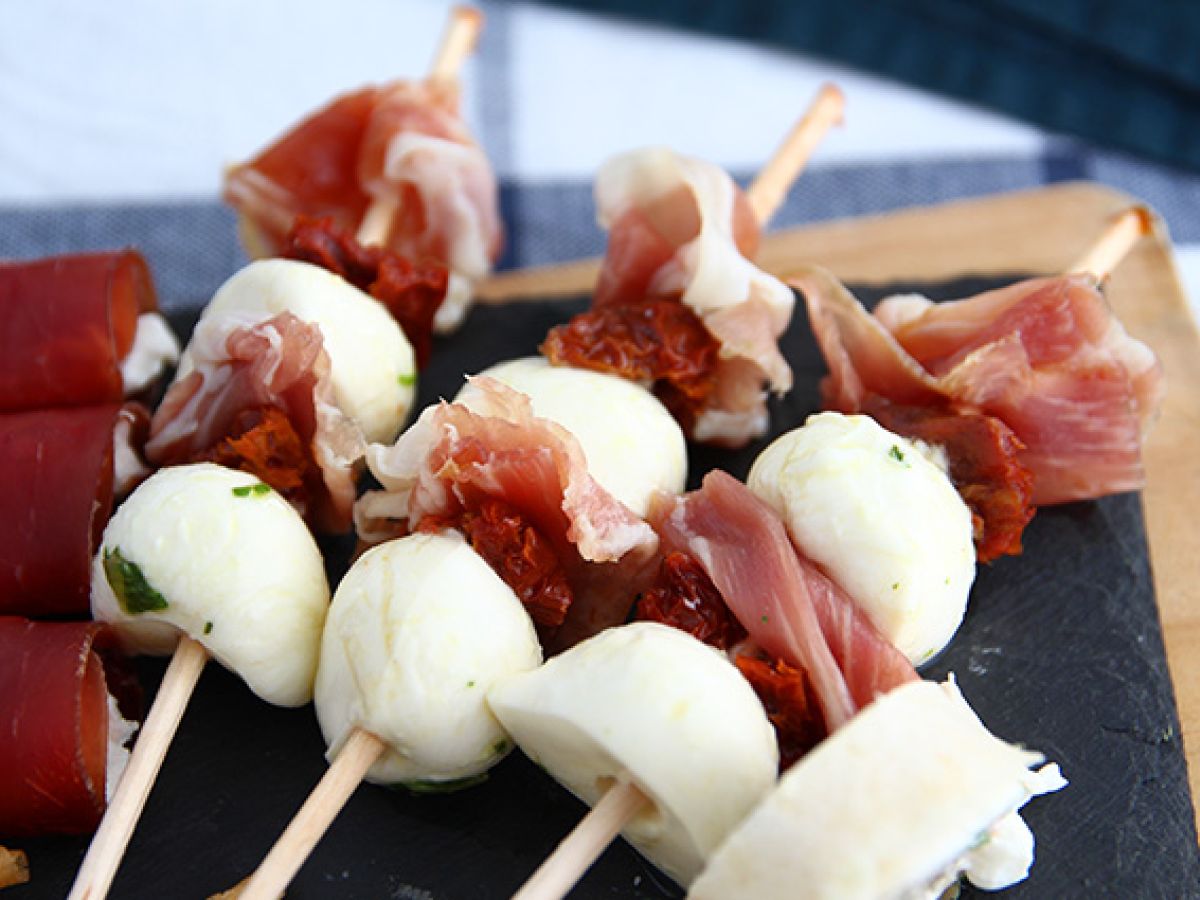 Korekta: Przekąski z mozzarellą, szynką parmeńską i suszonymi pomidorami - zdjęcie 2