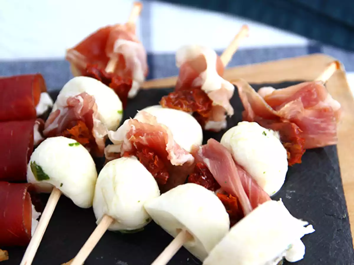 Korekta: Przekąski z mozzarellą, szynką parmeńską i suszonymi pomidorami - zdjęcie 2