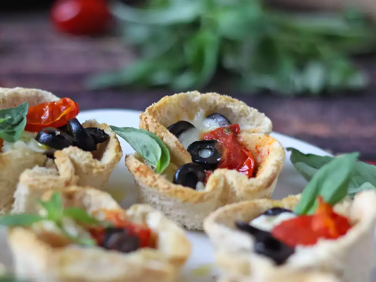 Kosze pieczywa z mozzarellą, pomidorkami koktajlowymi i czarnymi oliwkami - zdjęcie 2