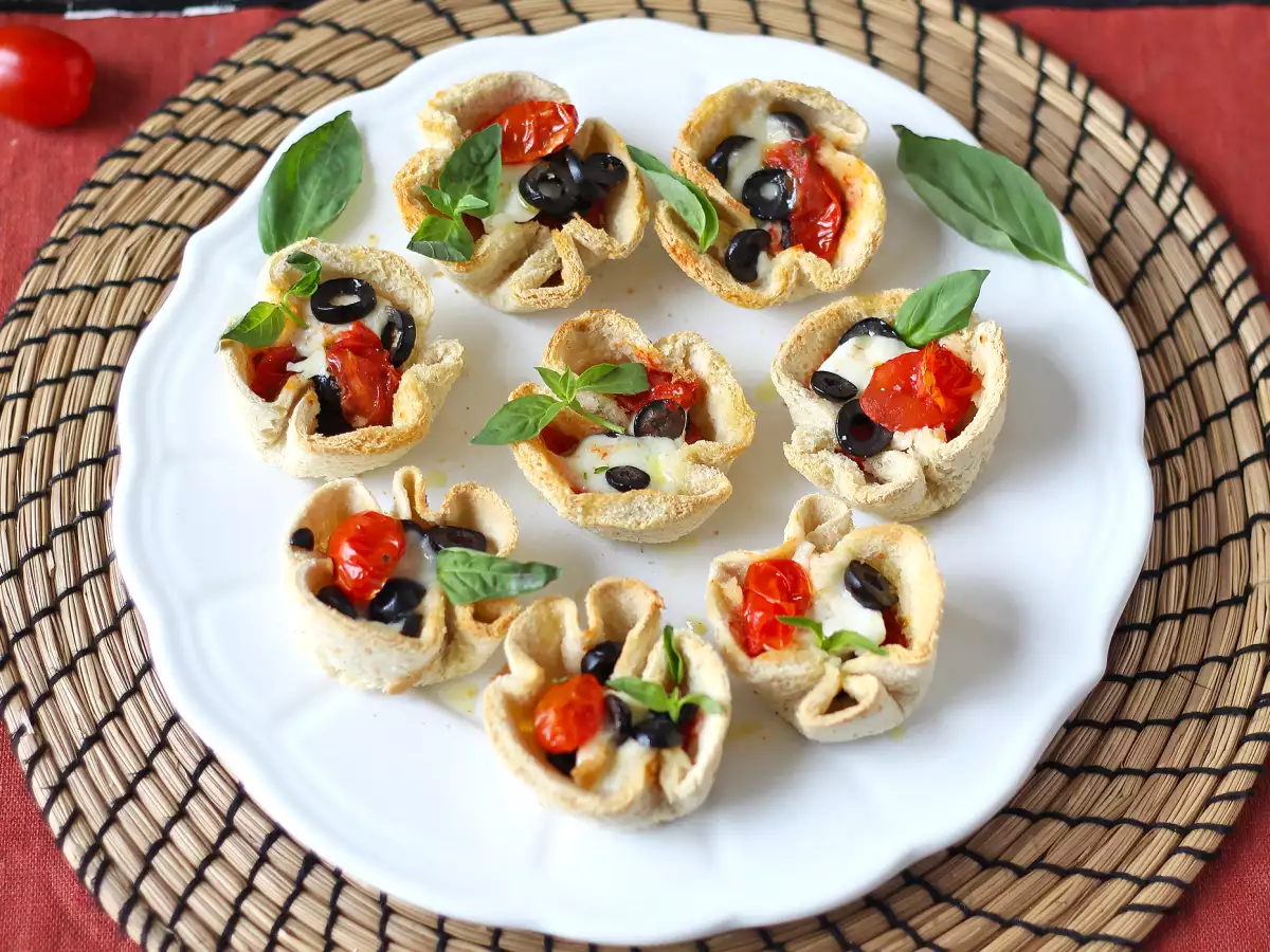 Kosze pieczywa z mozzarellą, pomidorkami koktajlowymi i czarnymi oliwkami - zdjęcie 3